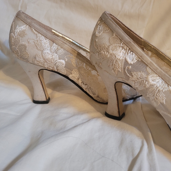 4/$26 Apostrophe Vintage Lace White High Heeled Shoes - Picture 6 of 8